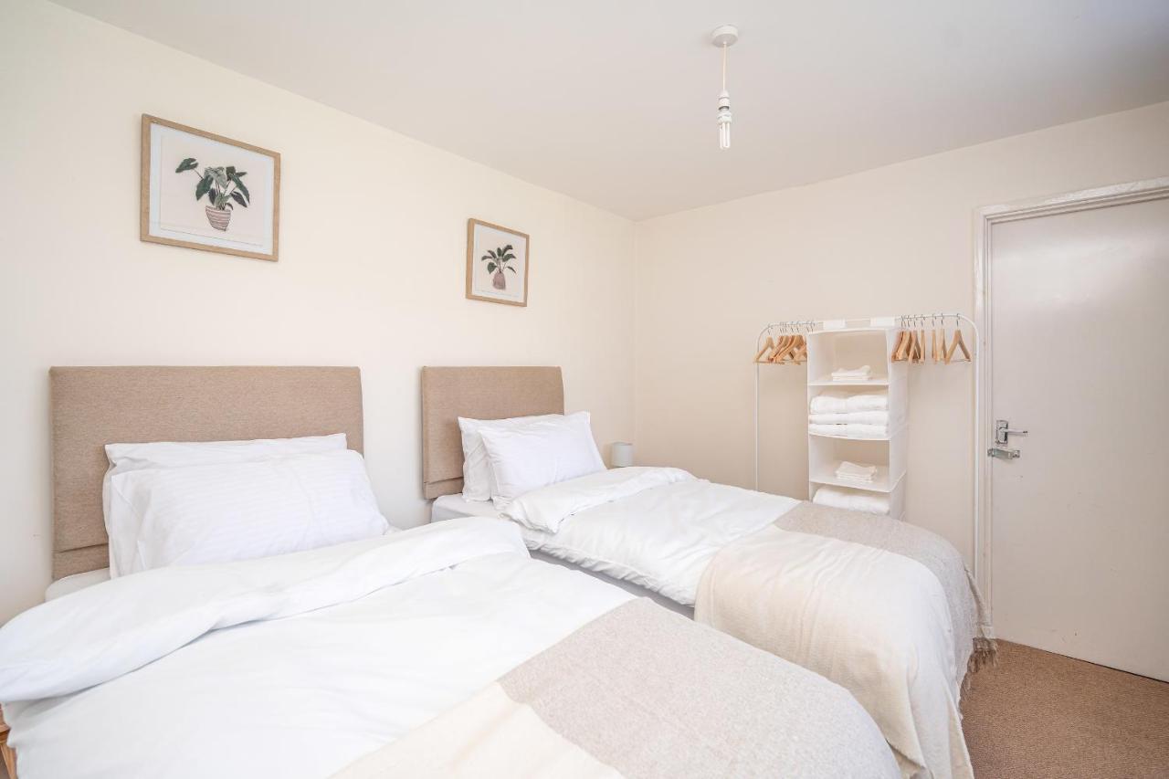 Spacious 5 Bedroom House - Sleeps 7 - 3-Car Driveway - Work - Leisure Wolverhampton Exterior foto