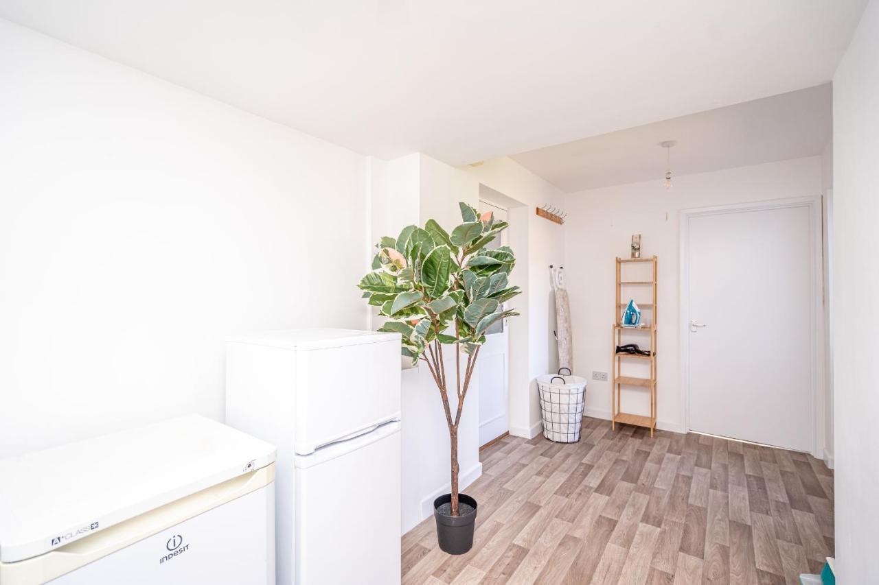 Spacious 5 Bedroom House - Sleeps 7 - 3-Car Driveway - Work - Leisure Wolverhampton Exterior foto